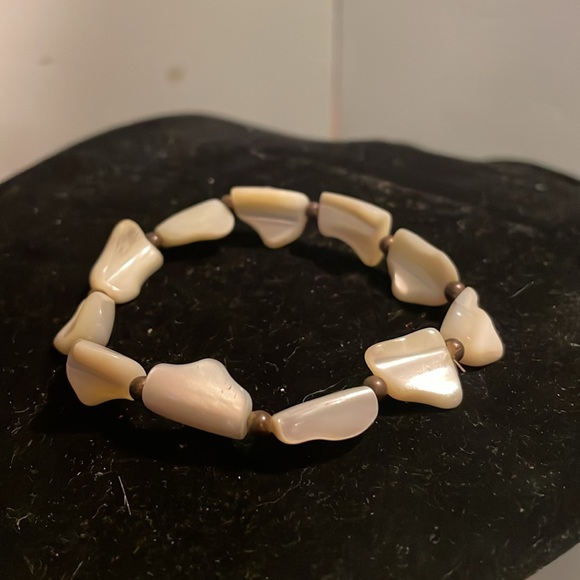 8” Mother of Pearl colored & gold bead adjustable stretch bangle bracelet - Picture 4 of 12